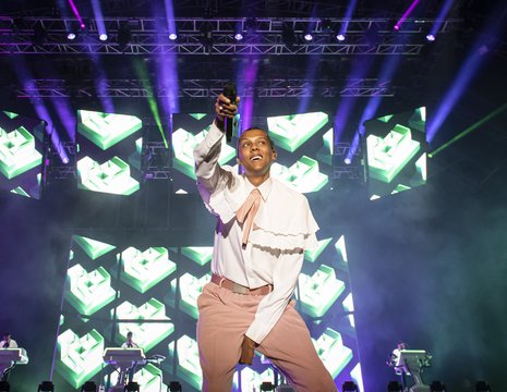 Stromae tend son micro vers la foule